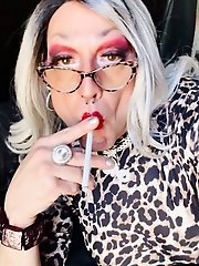 Marilyn hot shemale masturbates burning her pussy with a cigarette